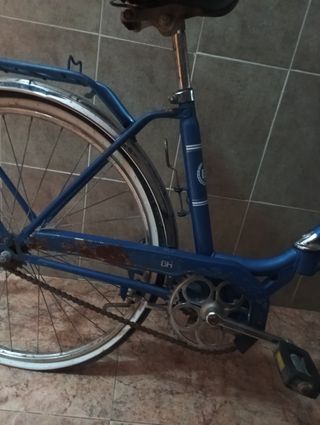 Bicicleta azul con cadena