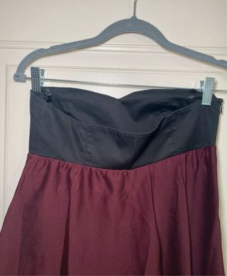 Abito corto a fascia nero e bordeaux