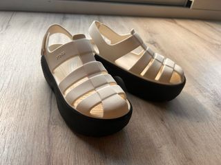 Sandalias Crocs Plataforma Blancas y Negras