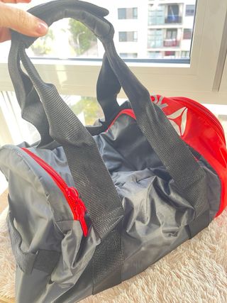 Bolsa de gimnasio Reebok negra y roja