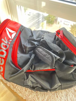 Bolsa de gimnasio Reebok negra y roja