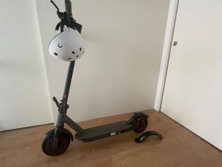 Patinete eléctrico con casco