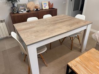 Mesa extensible y 4 sillas (precio negociable)