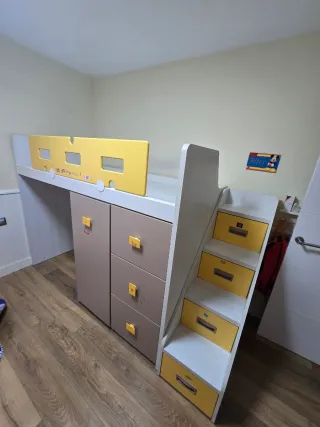 Cama alta infantil con armario y escaleras