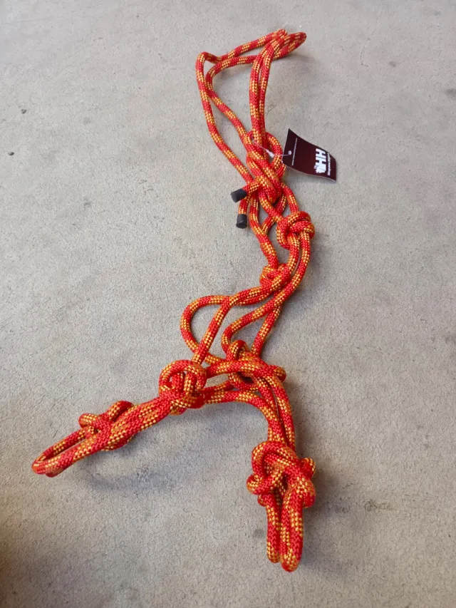 Cabezada de cuerda roja y amarilla