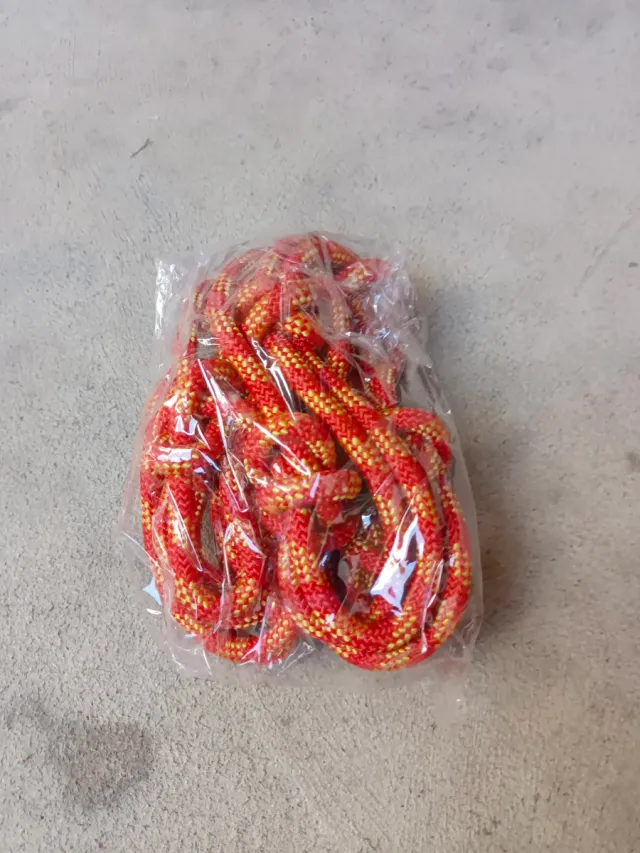 Cabezada de cuerda roja y amarilla