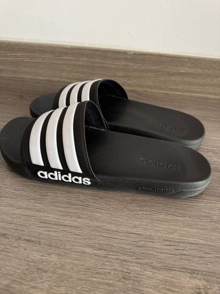 Chanclas Adidas T.44 Negras y Blancas