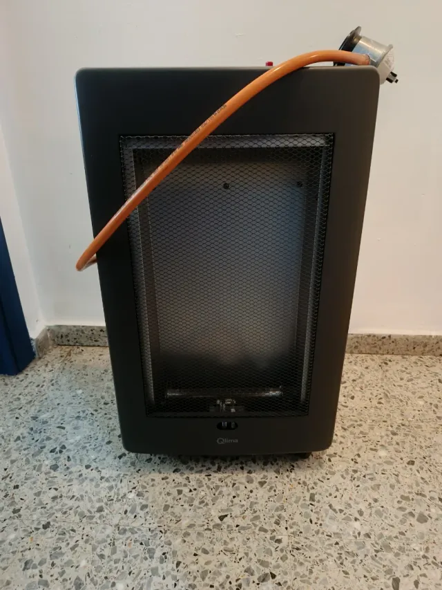 Estufa de butano poco uso. Con goma y alcachofa.