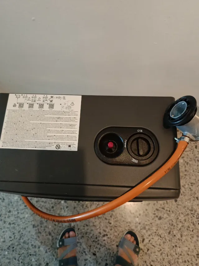 Estufa de butano poco uso. Con goma y alcachofa.