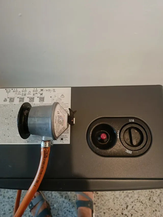 Estufa de butano poco uso. Con goma y alcachofa.