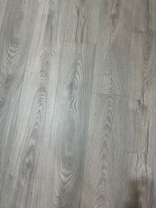 Tarima flotante gris madera