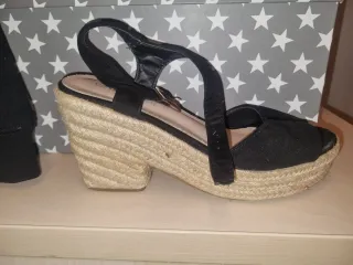 Sandalias cuña negras.