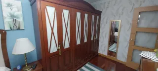Armario de madera maciza con cristales