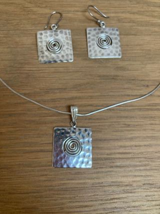 Conjunto plata: pendientes y colgante con cadena