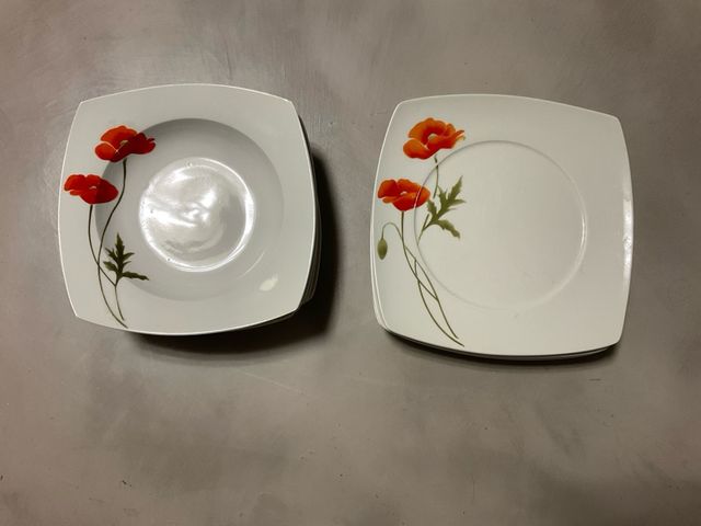 Platos cuadrados decorados con amapolas