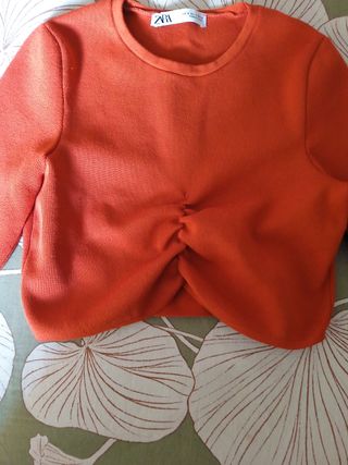 Top Zara punto fino naranja. Color