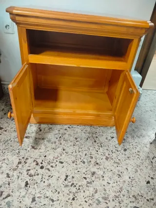 Mueble de entrada de madera de pino.