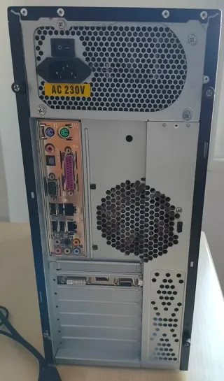 Ordenador Torre PC antiguo