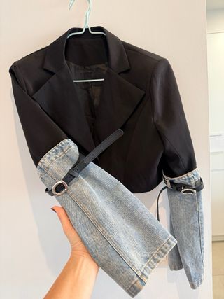 Chaqueta corta negra y Jean