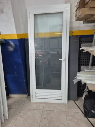 Puerta PVC con cristal y rejilla
82 ancho 2.10 alt