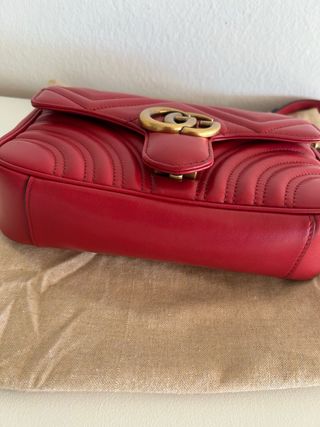 Borsa a catena in oro GG Marmont rossa Gucci