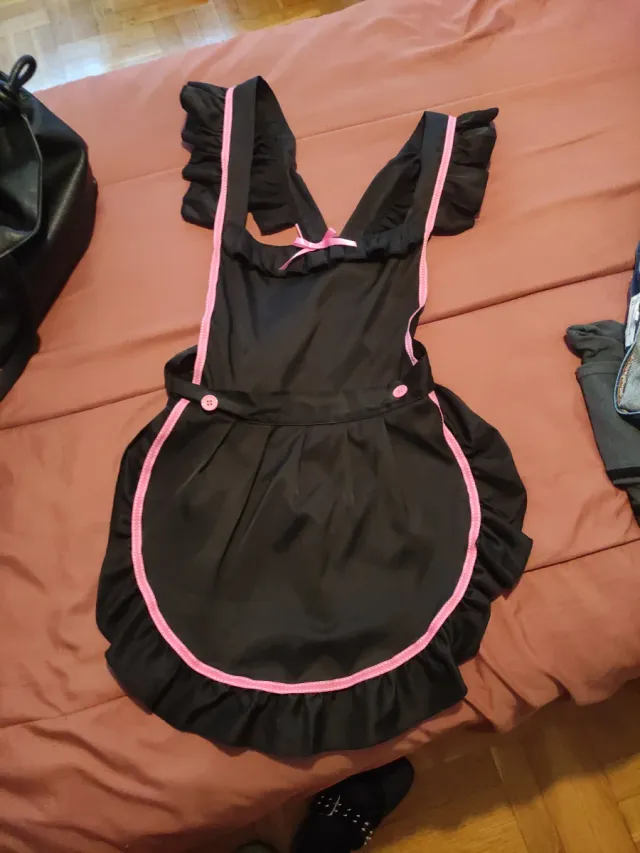 Mandil negro con detalles rosas sin estrenar