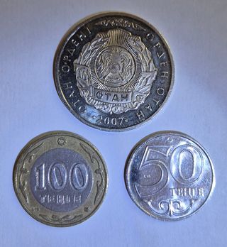 3 Monete Kazakistan: 2x50 Tenge, 1x100 Tenge
