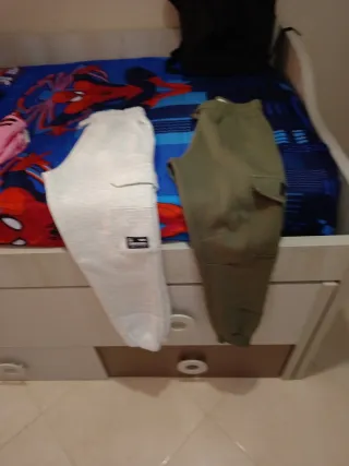 Pantalones de chándal verdes y blancos