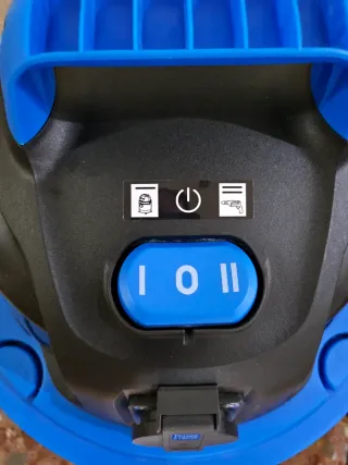 Aspirador Vacmaster 1500W 30L, con enchufe.