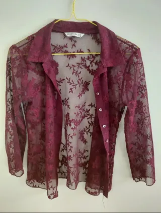 Camisa otoñal Stradivarius encaje granate S
