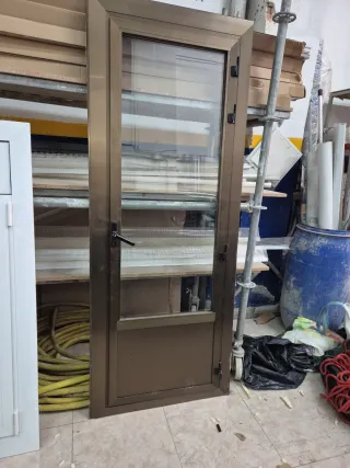 Puerta de aluminio con cristal
0.70×200