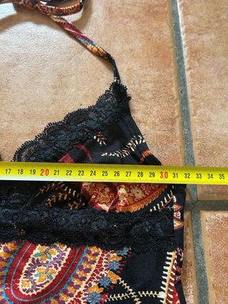 Top estilo halter con estampado paisley