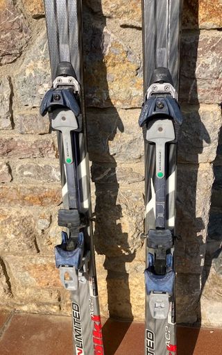 Esquís alpinos marca VÖLK AC2