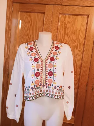 Blusa blanca bordada multicolor