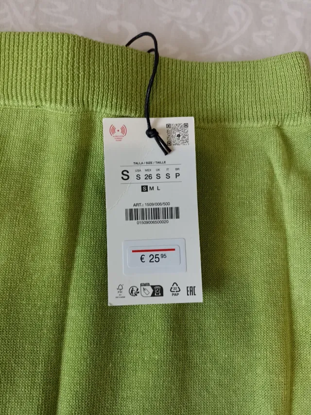 Falda midi punto verde Zara