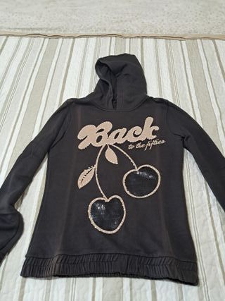 Sudadera negra con cerezas y lentejuelas. 