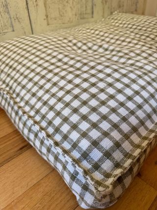 Cama para perro con estampado de cuadros