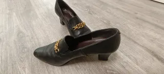 Zapatos de salón negros con cadena dorada