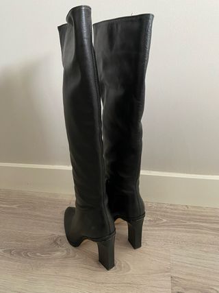 Botas altas de piel negras