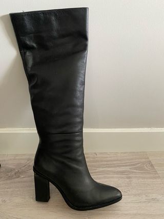 Botas altas de piel negras