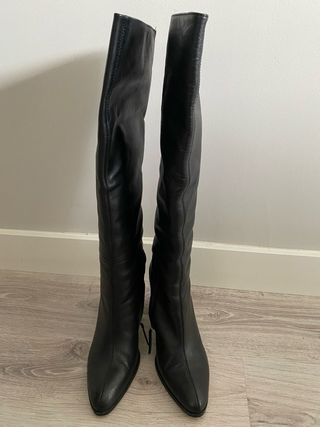 Botas altas de piel negras