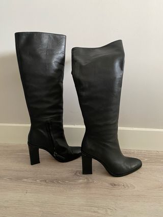 Botas altas de piel negras
