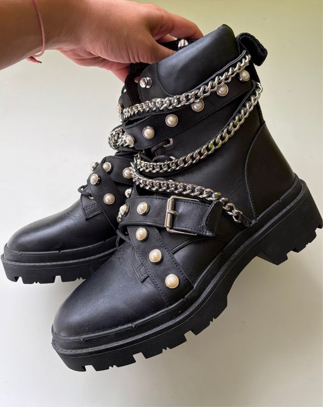 Botas de piel negras con cadenas y perlas