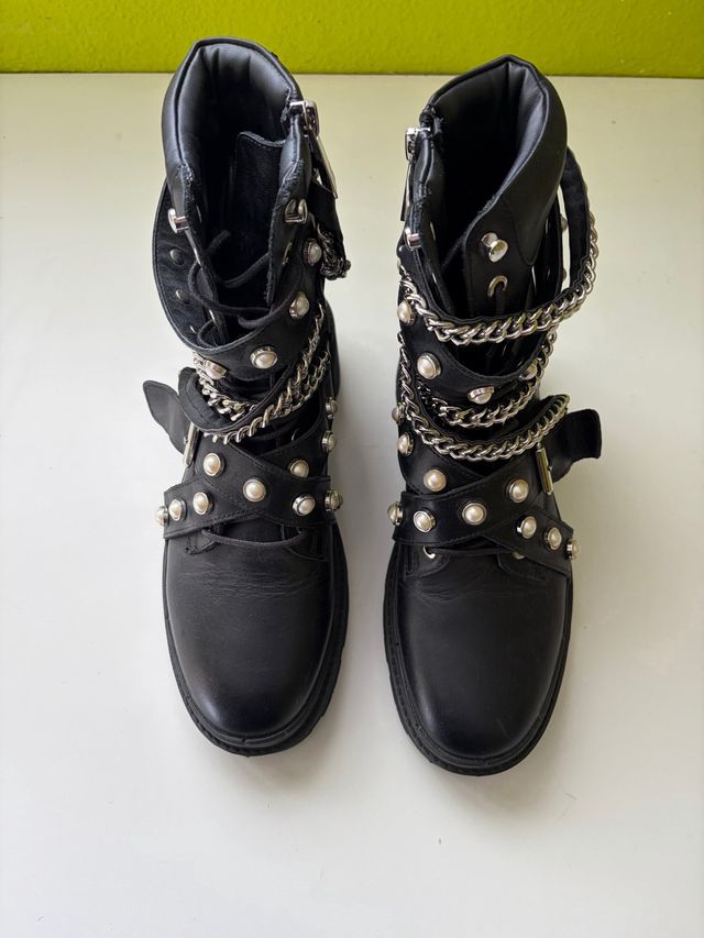 Botas de piel negras con cadenas y perlas