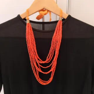 Collar de abalorios naranja