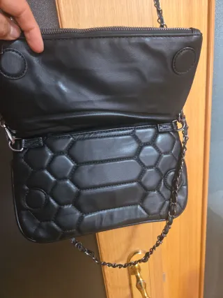 Bolso negro con cadena