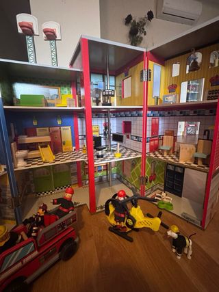 Casa de muñecos: cuartel de Bomberos y Policía