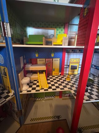 Casa de muñecos: cuartel de Bomberos y Policía