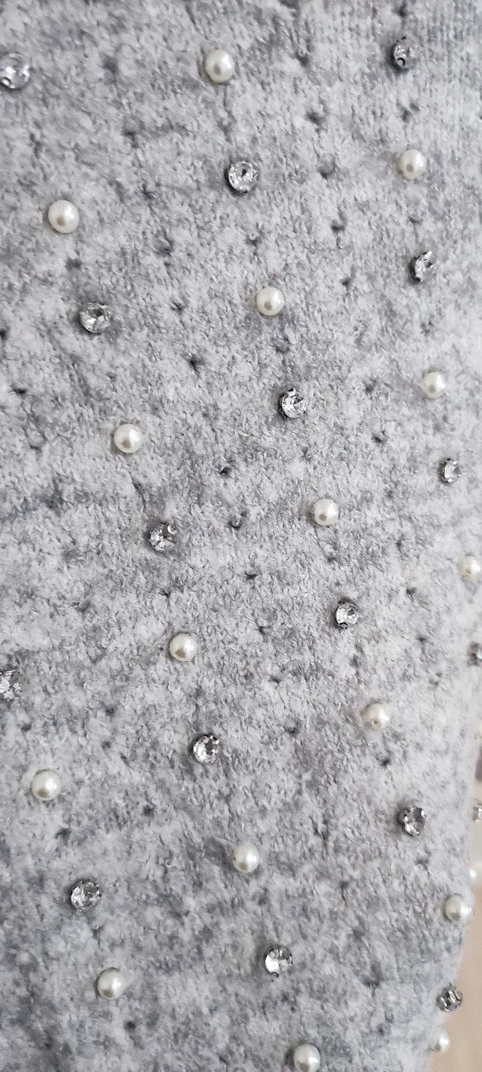 Jersey gris adornado con perlas y brillos