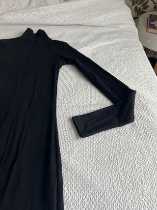 Vestido negro manga larga cuello alto